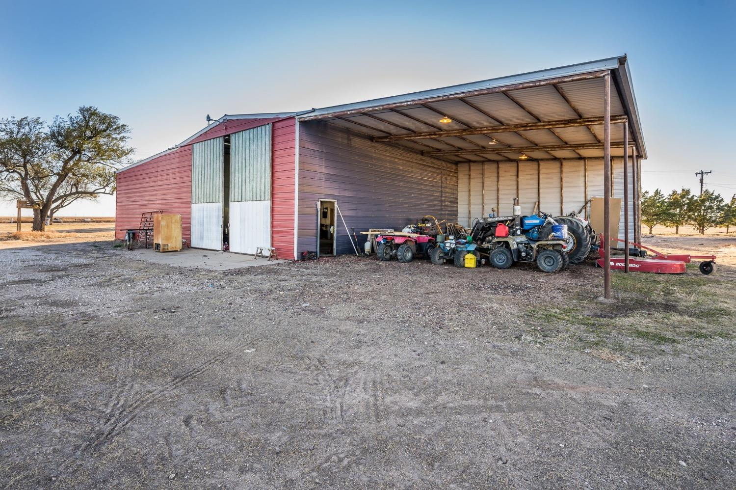 1401 County Road Z Plainview, TX 79072 - Photo 30 of 41 a view of a car garage