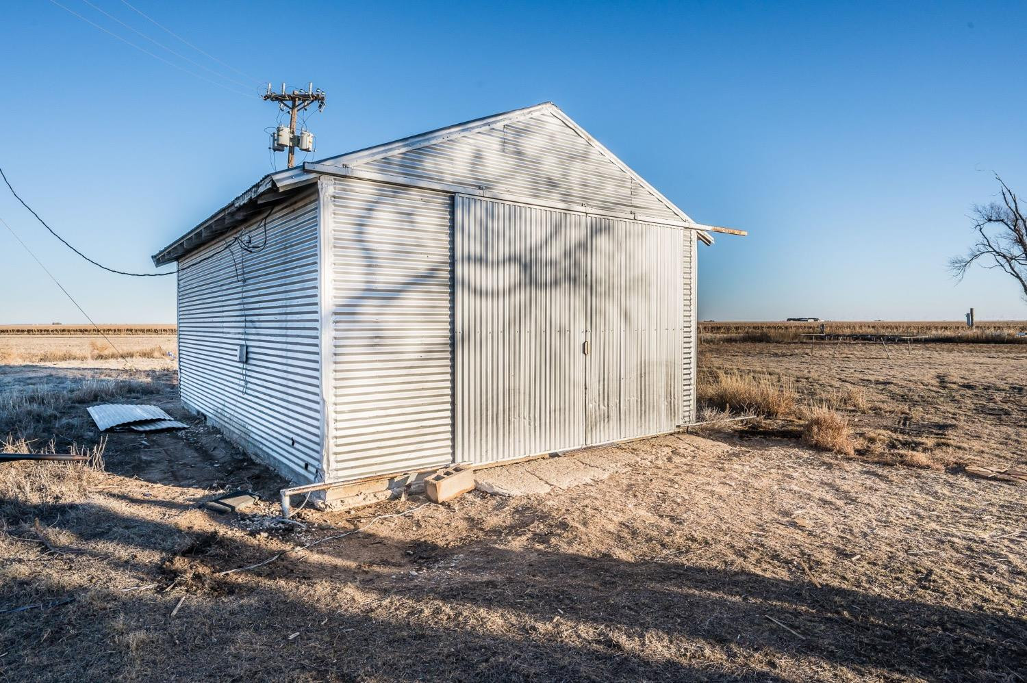 1401 County Road Z Plainview, TX 79072 - Photo 33 of 41 a backyard of a house