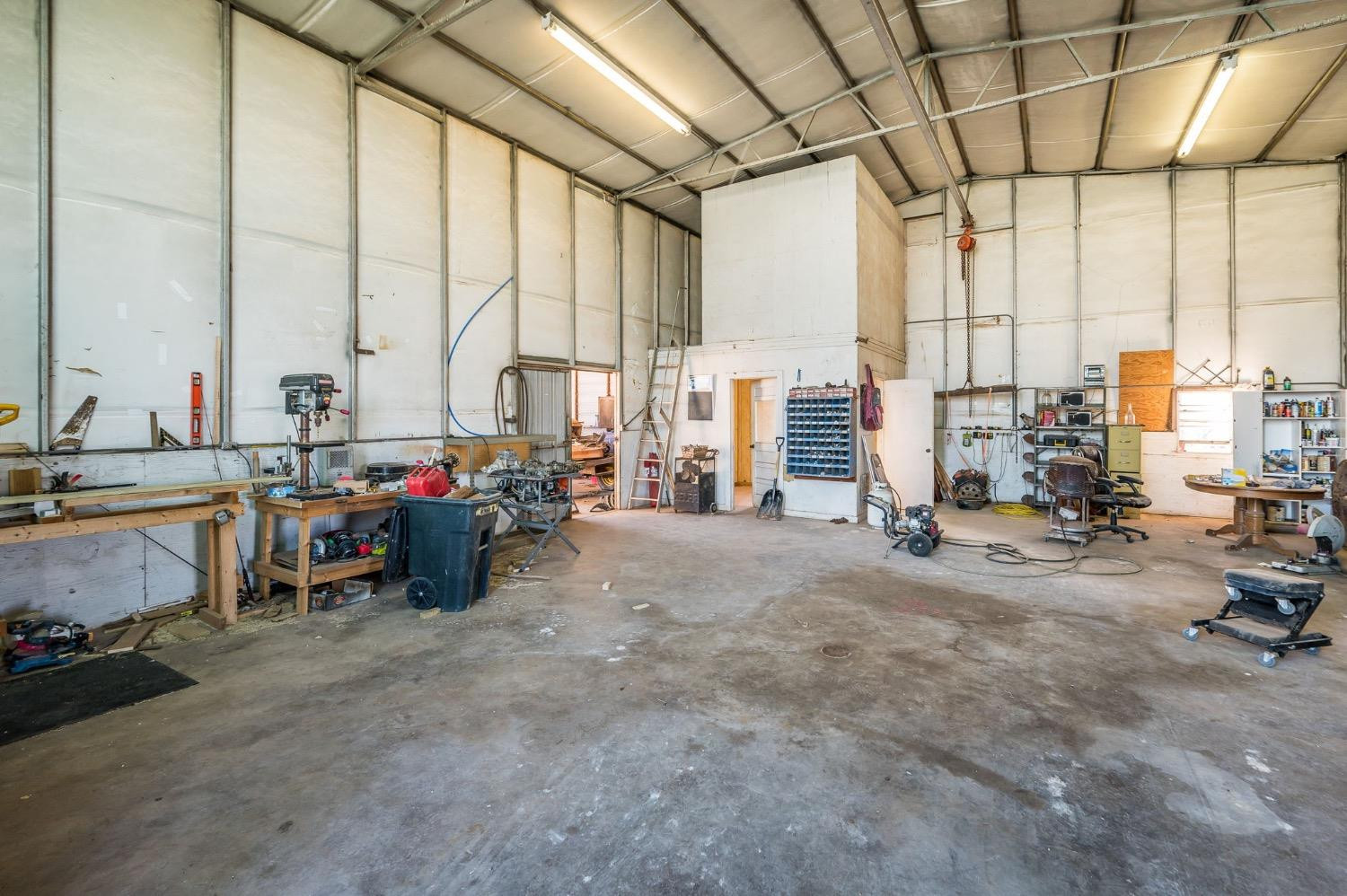 1401 County Road Z Plainview, TX 79072 - Photo 34 of 41 a living room with furniture and a large window