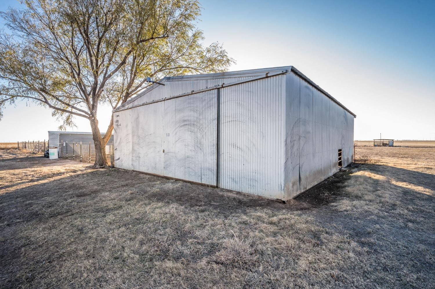 1401 County Road Z Plainview, TX 79072 - Photo 38 of 41 a backyard of a house