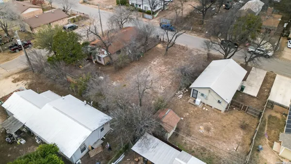a view of a yard in front of the house