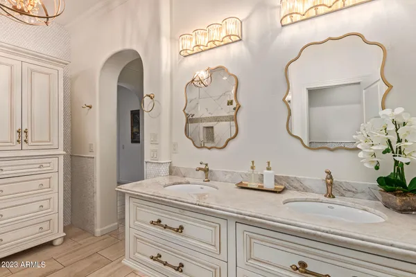 a bathroom with double vanity sinks and a mirror