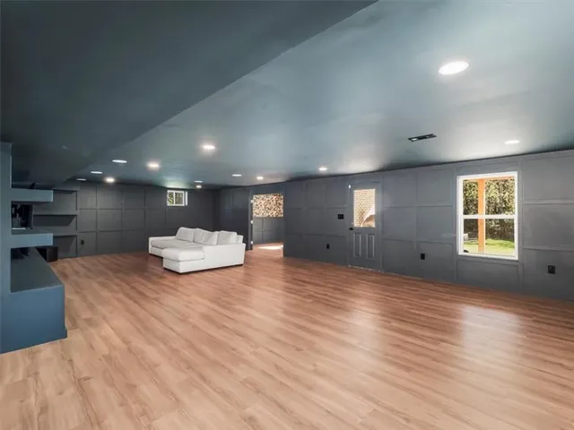 a view of a livingroom with furniture