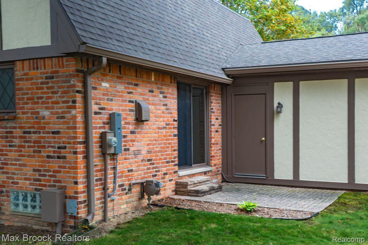 1898 Allenway Court Rochester, MI 48309 - Photo 33 of 33 Patio off Kitchen with Door into Garage