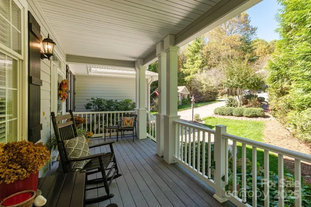 a view of a livingroom with furniture