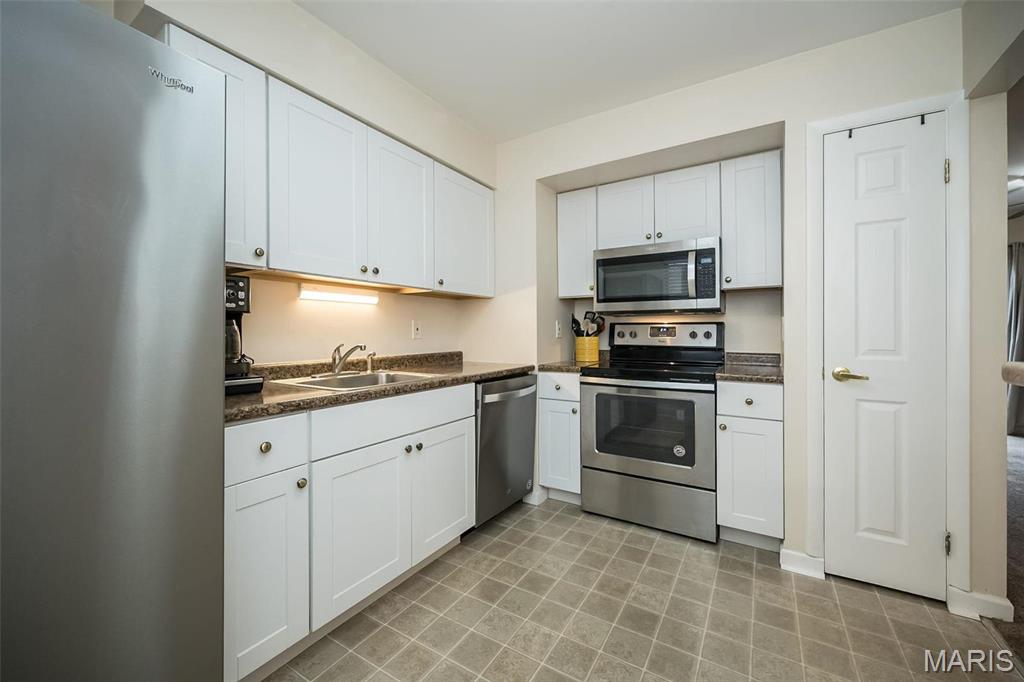 628 Painted Vista Drive Ballwin, MO 63021 - Photo 7 of 32