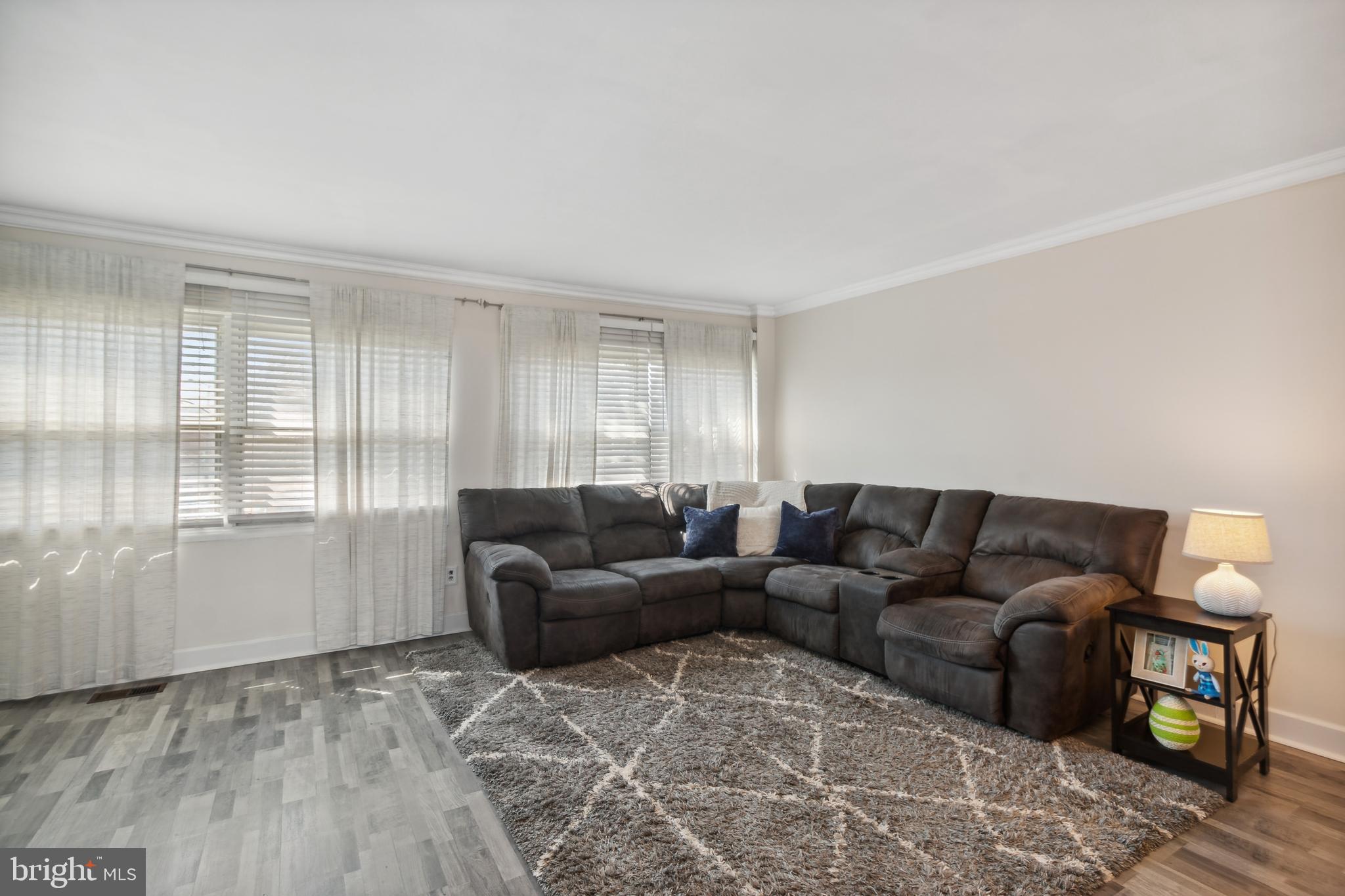 3130 Holly Road Philadelphia, PA 19154 - Photo 11 of 33 Living room