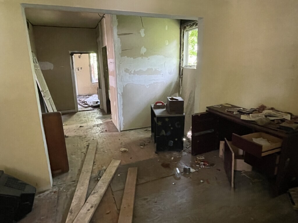 8447 South Escanaba Avenue Chicago, IL 60617 - Photo 6 of 8