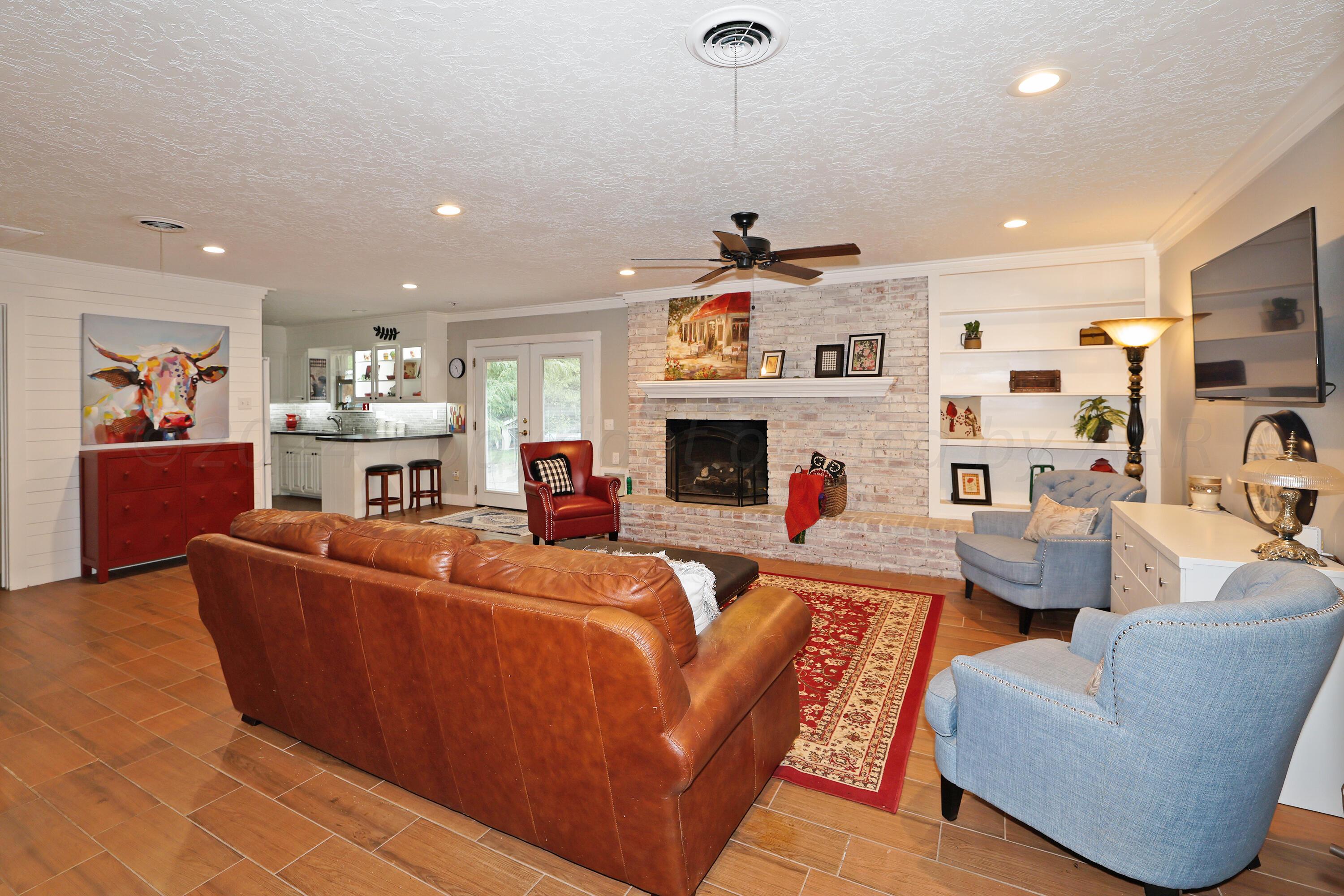 6308 Gainsborough Road Amarillo, TX 79106 - Photo 13 of 44 Living Area