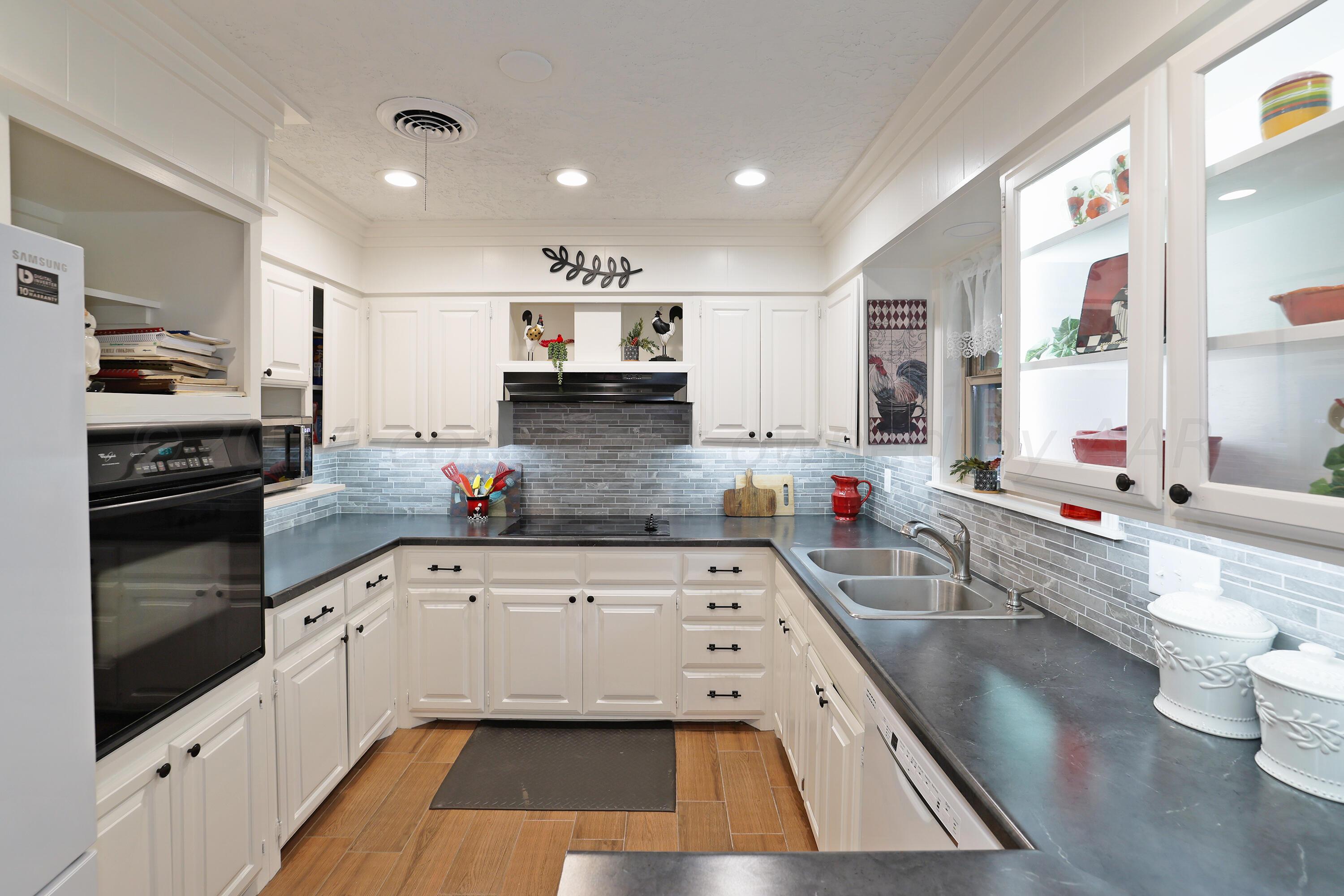 6308 Gainsborough Road Amarillo, TX 79106 - Photo 2 of 44 Kitchen