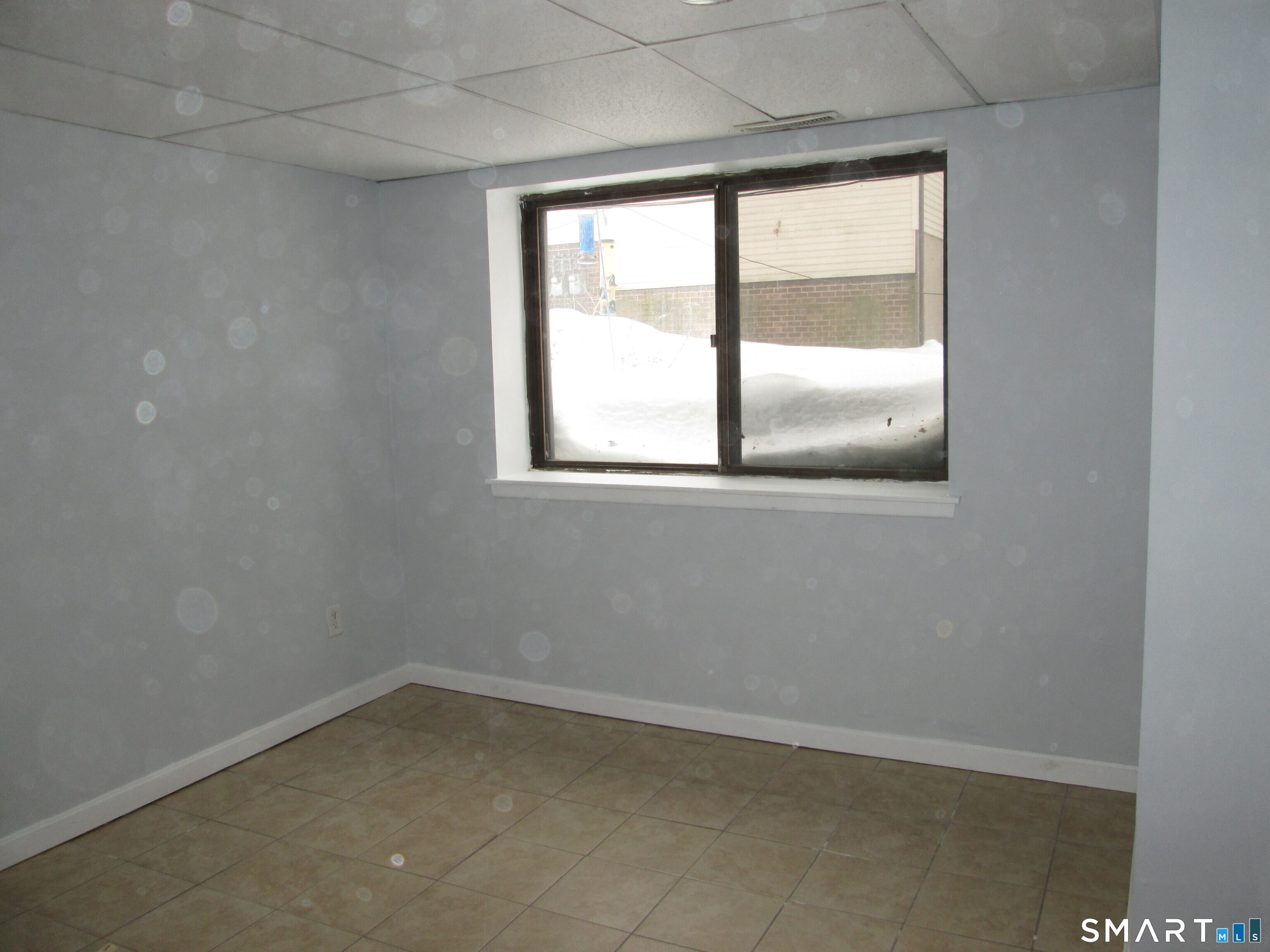 285 Queen Street, Unit 4F Southington, CT 06489 - Photo 22 of 22 an empty room with a window