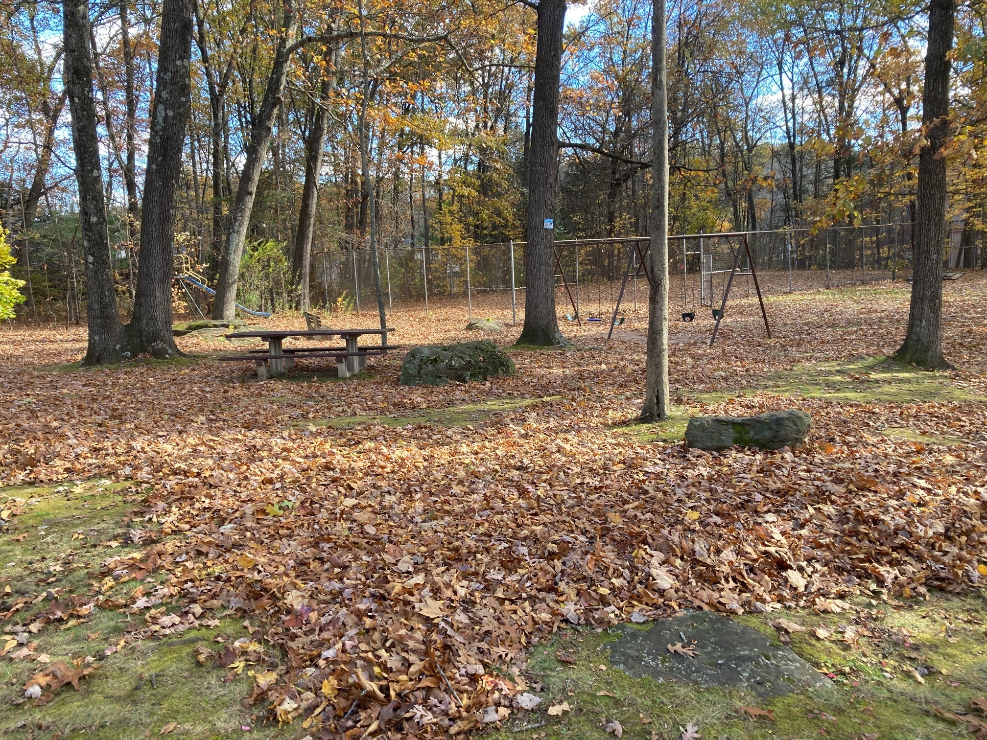 285 Queen Street, Unit 4F Southington, CT 06489 - Photo 5 of 22 a backyard of a house
