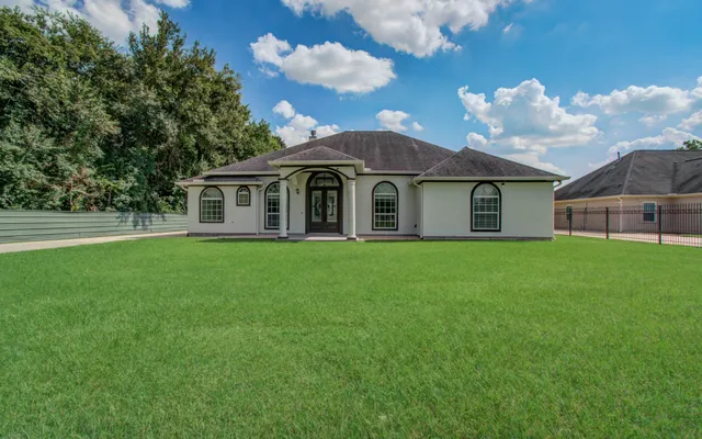 a view of a house with a backyard