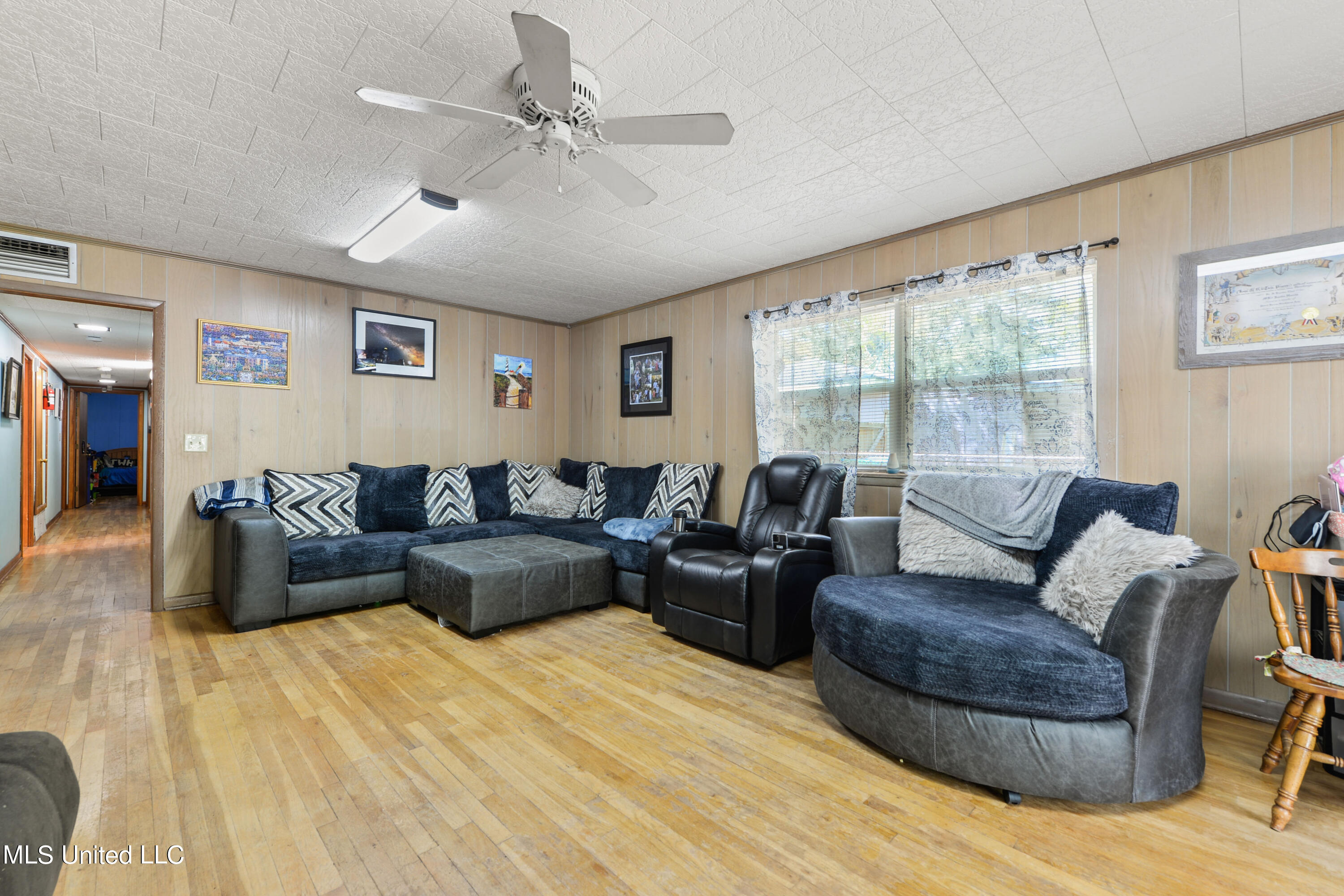 4125 Del Rosa Avenue Moss Point, MS 39563 - Photo 11 of 33 Living Room leads to Hallway