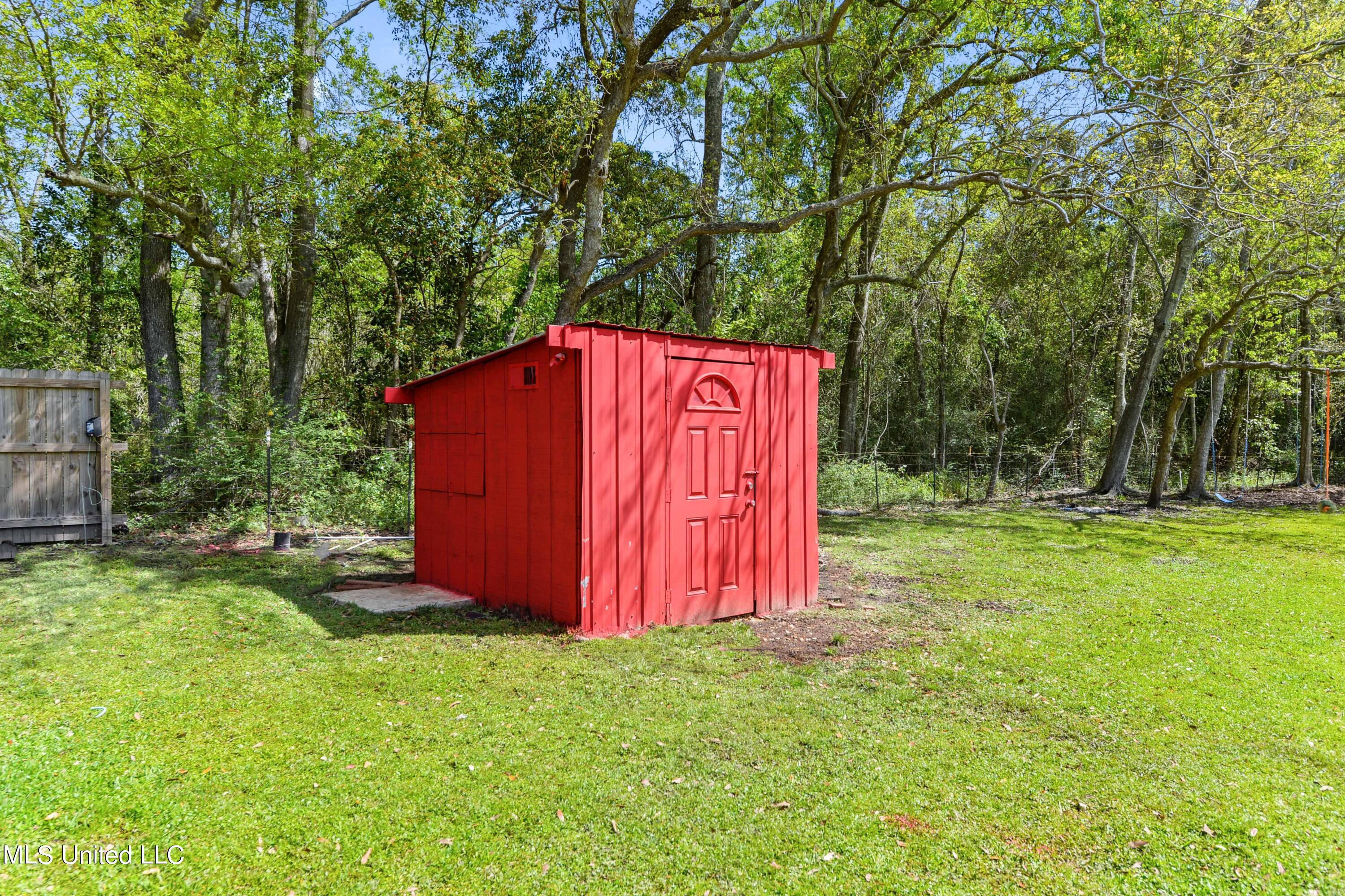 4125 Del Rosa Avenue Moss Point, MS 39563 - Photo 25 of 33 Chicken Coop w/ 8 laying hens