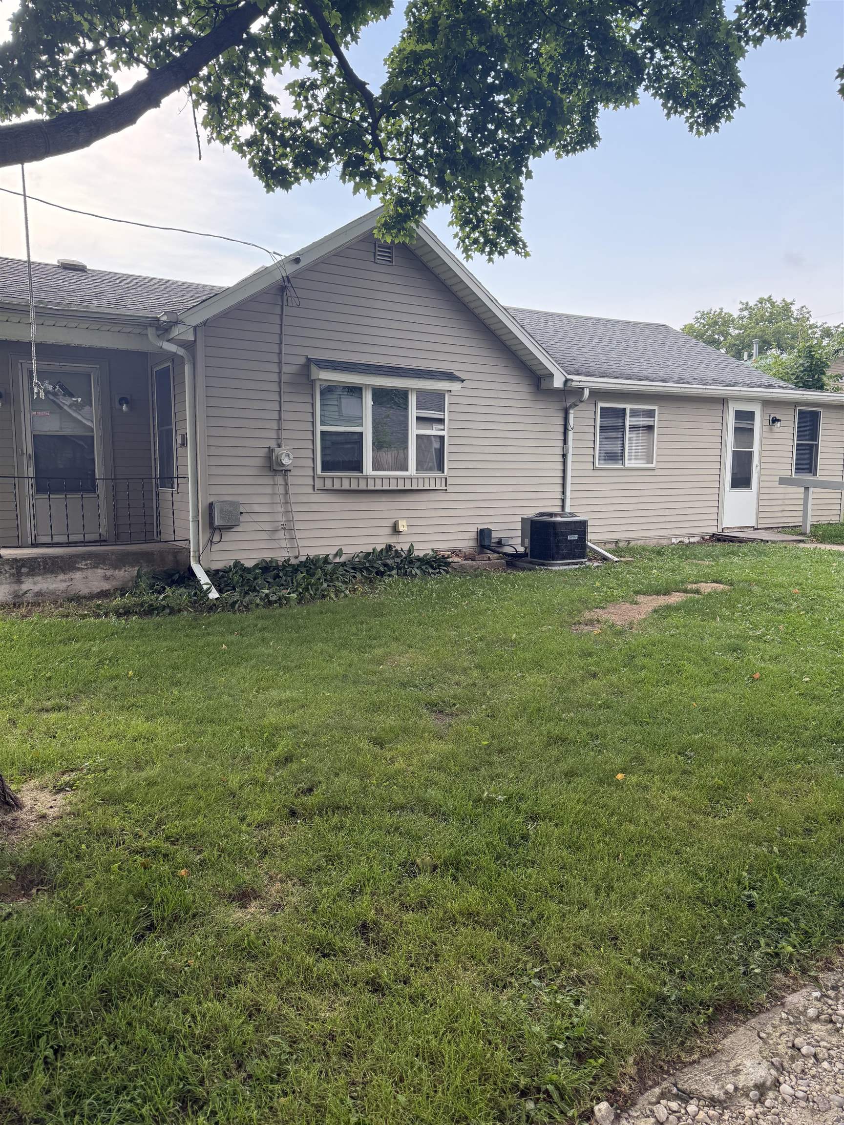 a house that is sitting in the grass