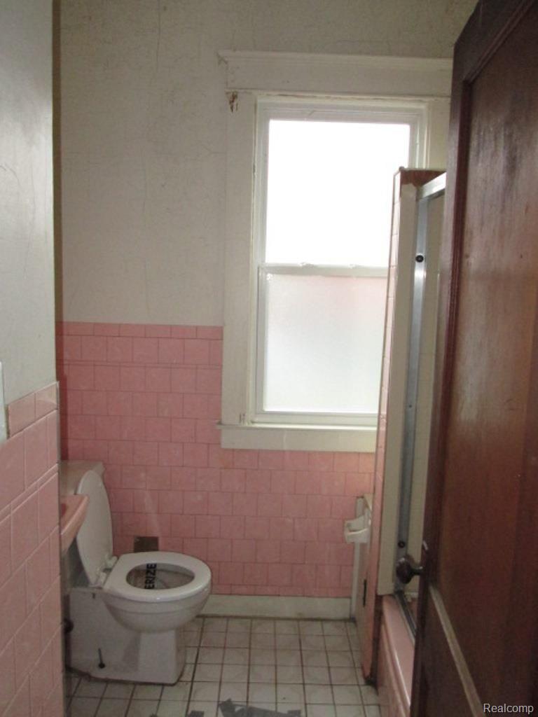 109 Maple Street River Rouge, MI 48218 - Photo 14 of 23 13-Bathroom.jpg
