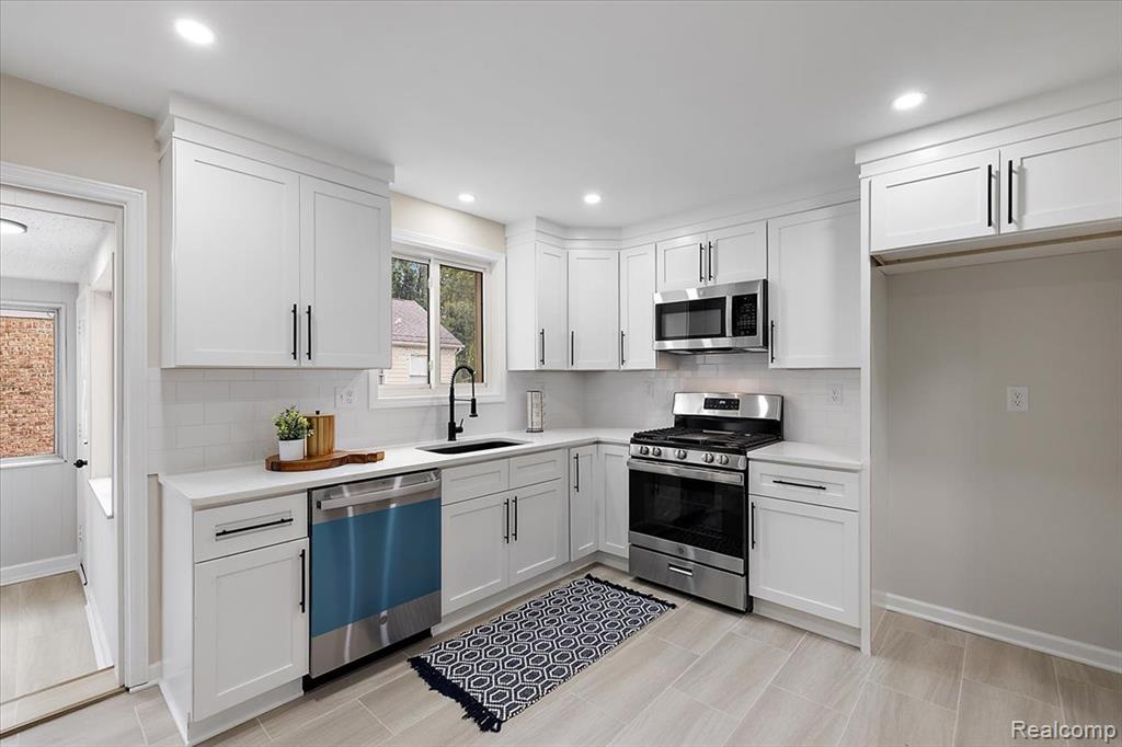 1108 Roslyn Road Grosse Pointe Woods, MI 48236 - Photo 15 of 31