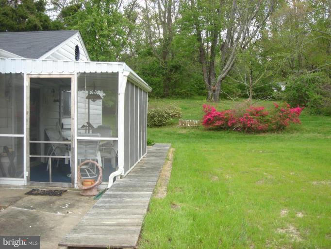 6200 Valley Road La Plata, MD 20646 - Photo 4 of 10 Screened-in Porch