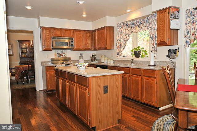 7843 Roundabout Way Springfield, VA 22153 - Photo 5 of 30 Kitchen