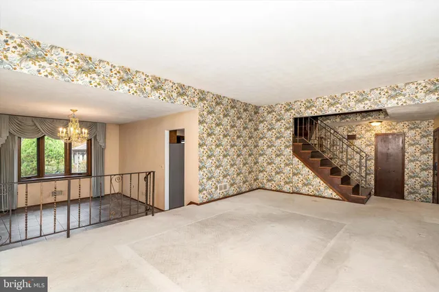 a view of livingroom with furniture