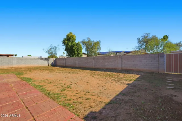 a view of a backyard