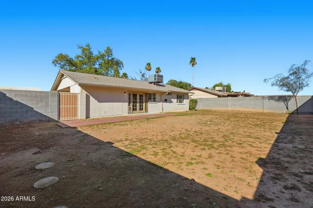 a view of houses with sky view