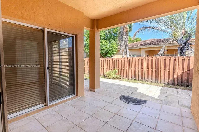 a view of a house with backyard