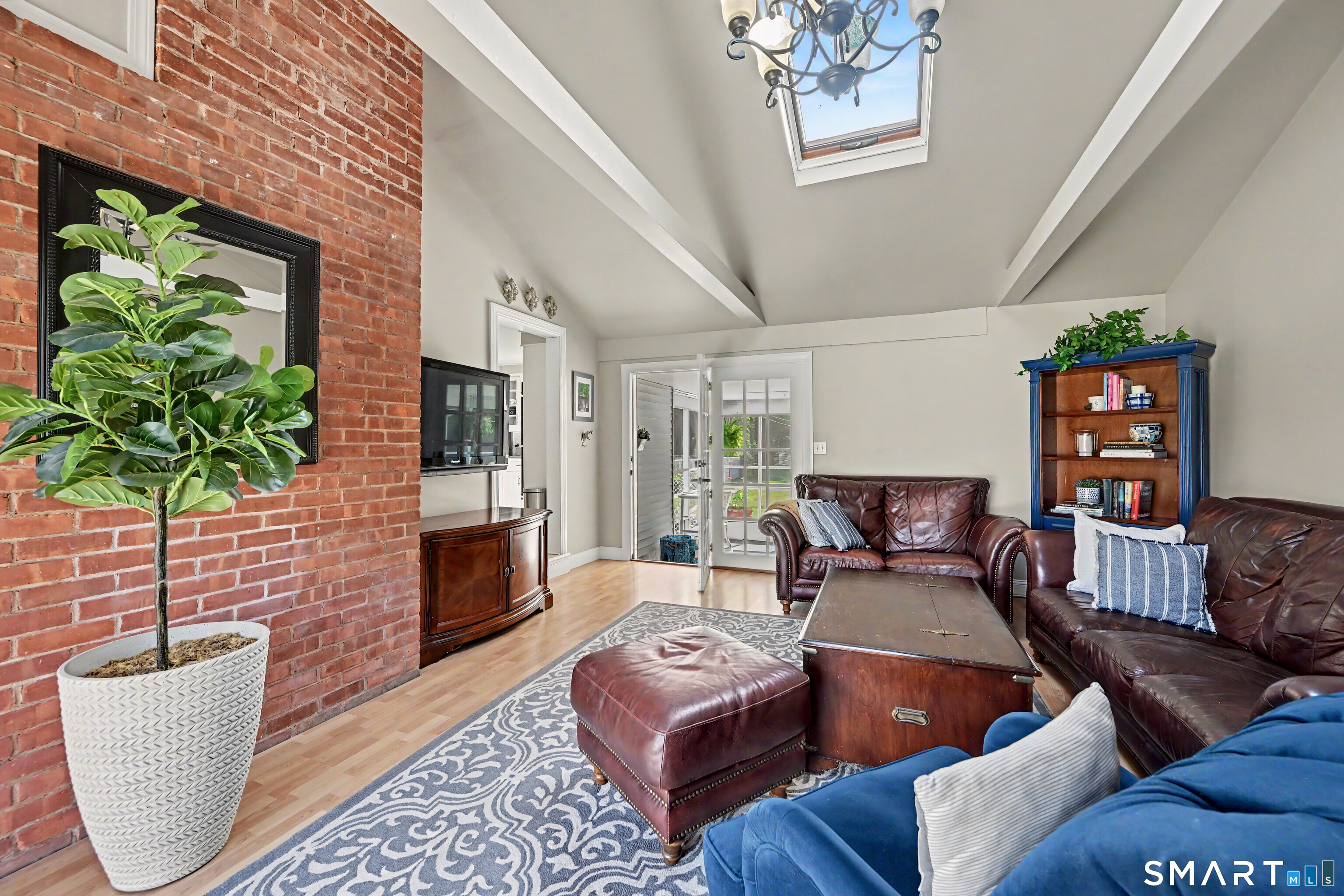 524 Ferry Road Orange, CT 06477 - Photo 18 of 40 a living room with furniture and a potted plant