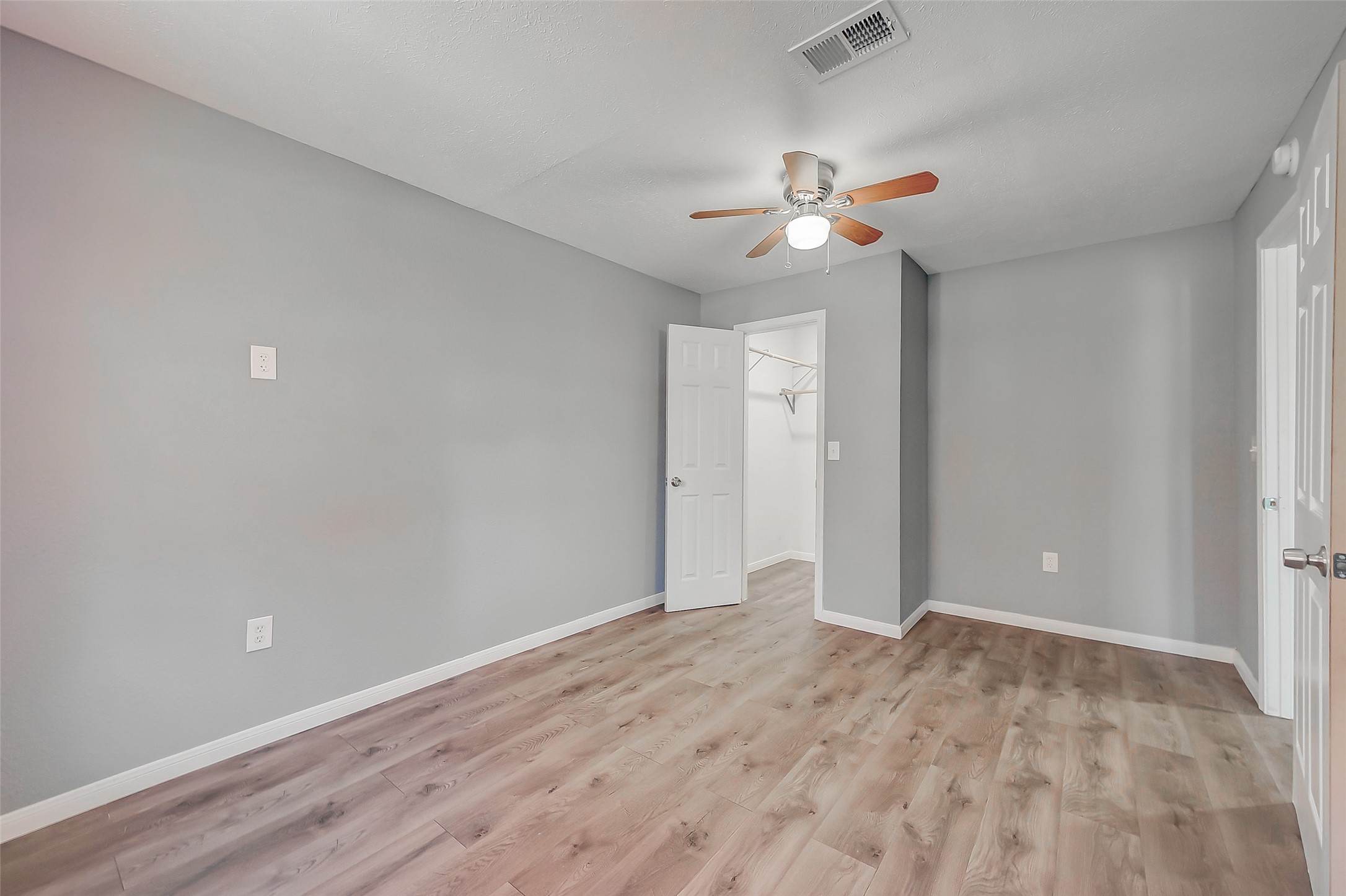 6823 Goforth Street Houston, TX 77021 - Photo 25 of 29 an empty room with closet and a ceiling fan