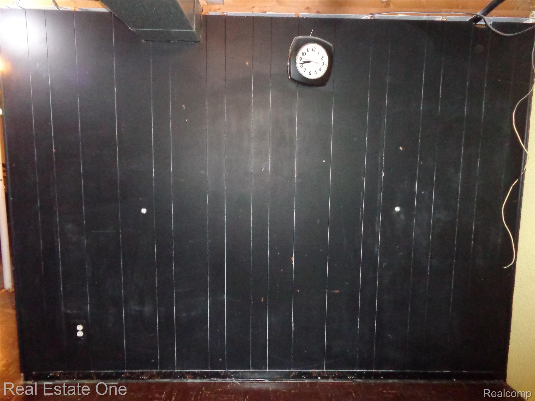 381 Dover Road Waterford, MI 48328 - Photo 12 of 22 CHALK BOARD WALL.JPG
