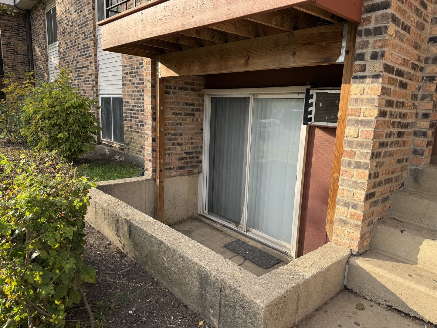 600 Mesa Drive, Unit 104 Hoffman Estates, IL 60169 - Photo 12 of 12 a view of outdoor space and living room