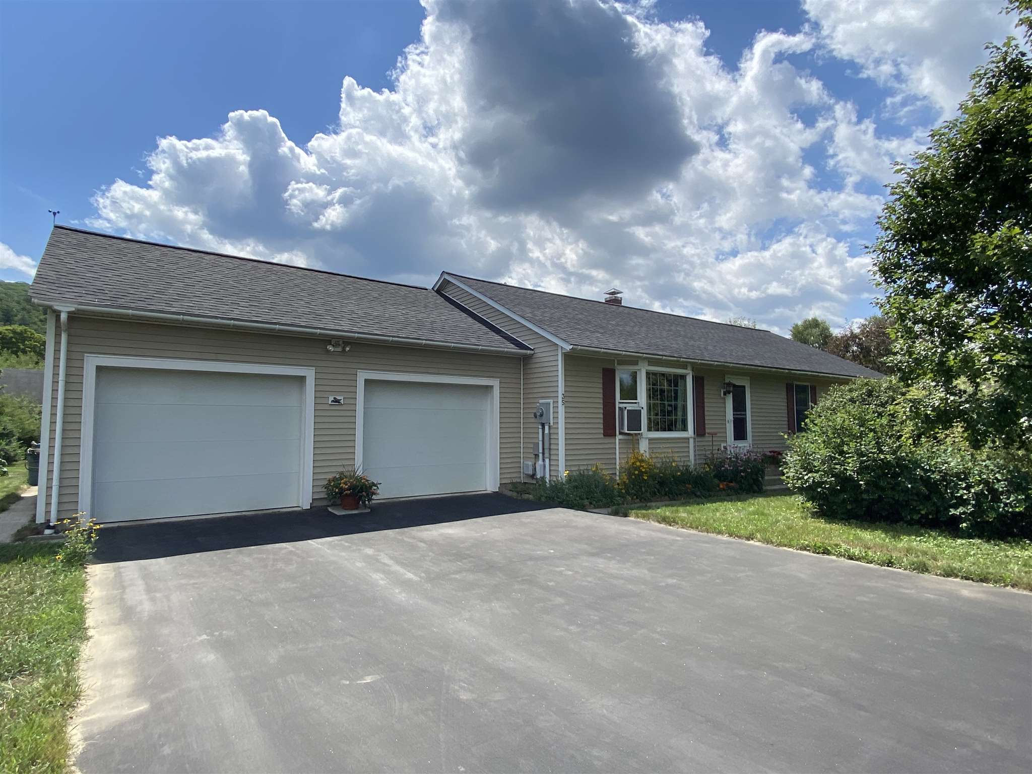 35 Dearborn Circle Walpole, NH 03608 - Photo 1 of 34 Gallery Image 1