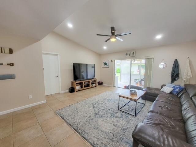 136 Doe Trail Jupiter, FL 33458 - Photo 3 of 38 Living room
