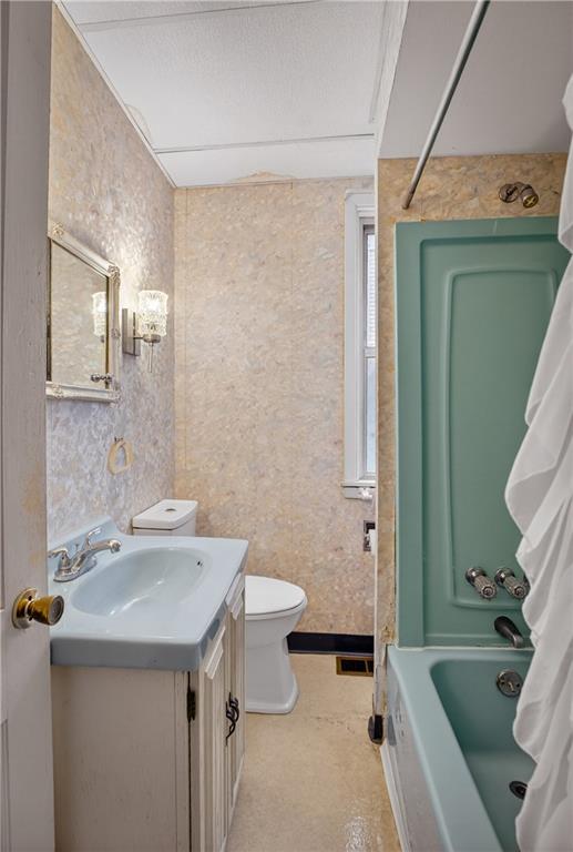 417 Zara Street Pittsburgh, PA 15210 - Photo 30 of 47 a bathroom with a sink a toilet and a bathtub