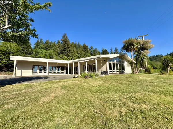 $999,969 | 94475 Golf Course Lane, North Bend, OR 97459