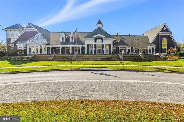 a view of entryway with garden
