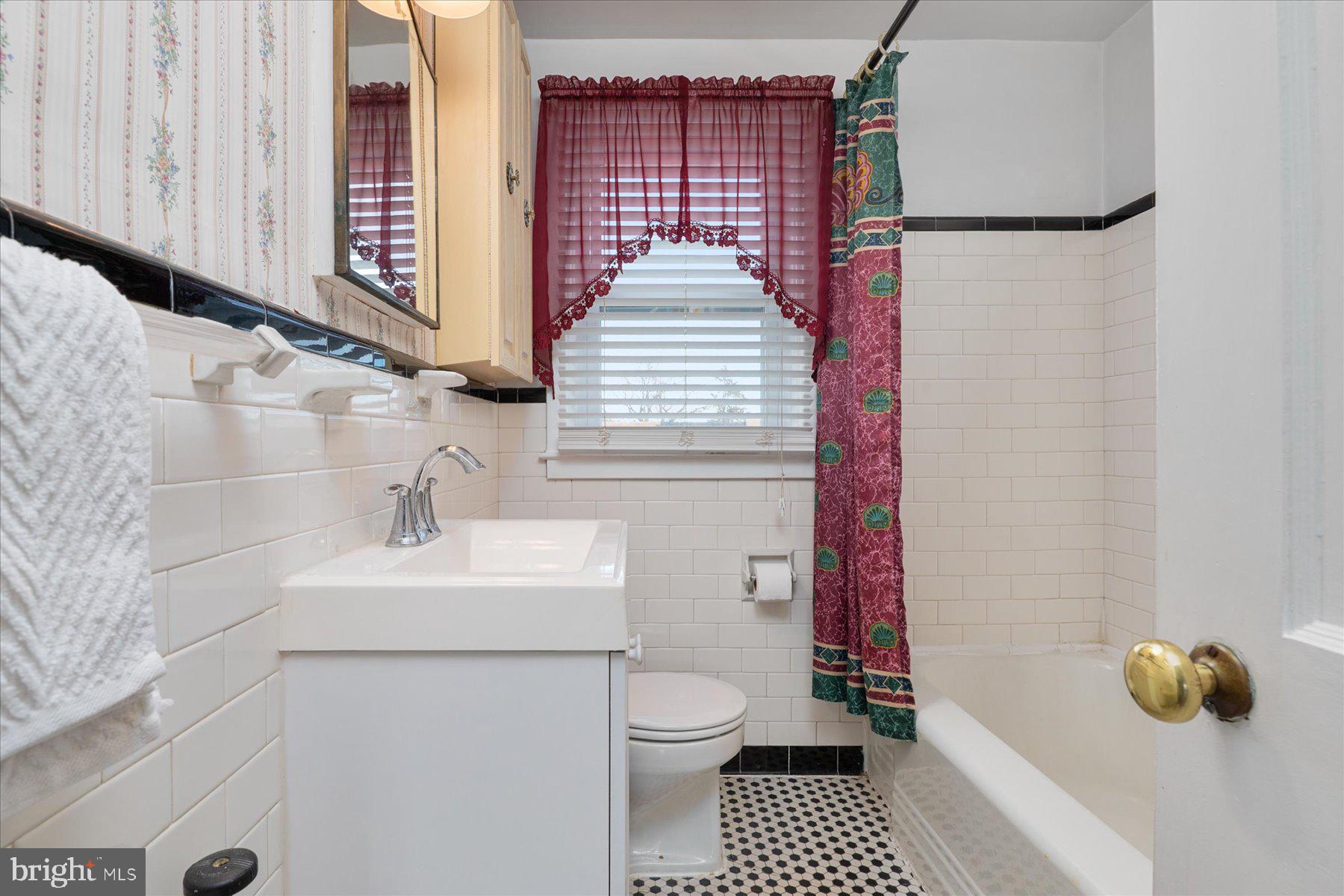 179 West Meadow Road Baltimore, MD 21225 - Photo 22 of 34 a bathroom with a sink toilet and shower