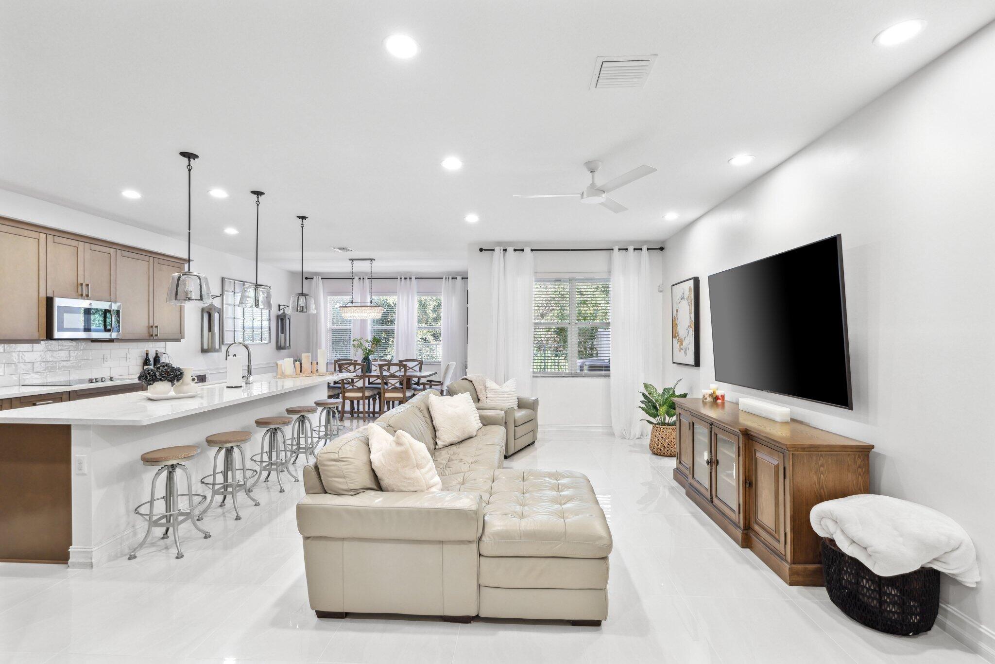 100 Northwest 69th Circle, Unit 24 Boca Raton, FL 33487 - Photo 3 of 61 Living room