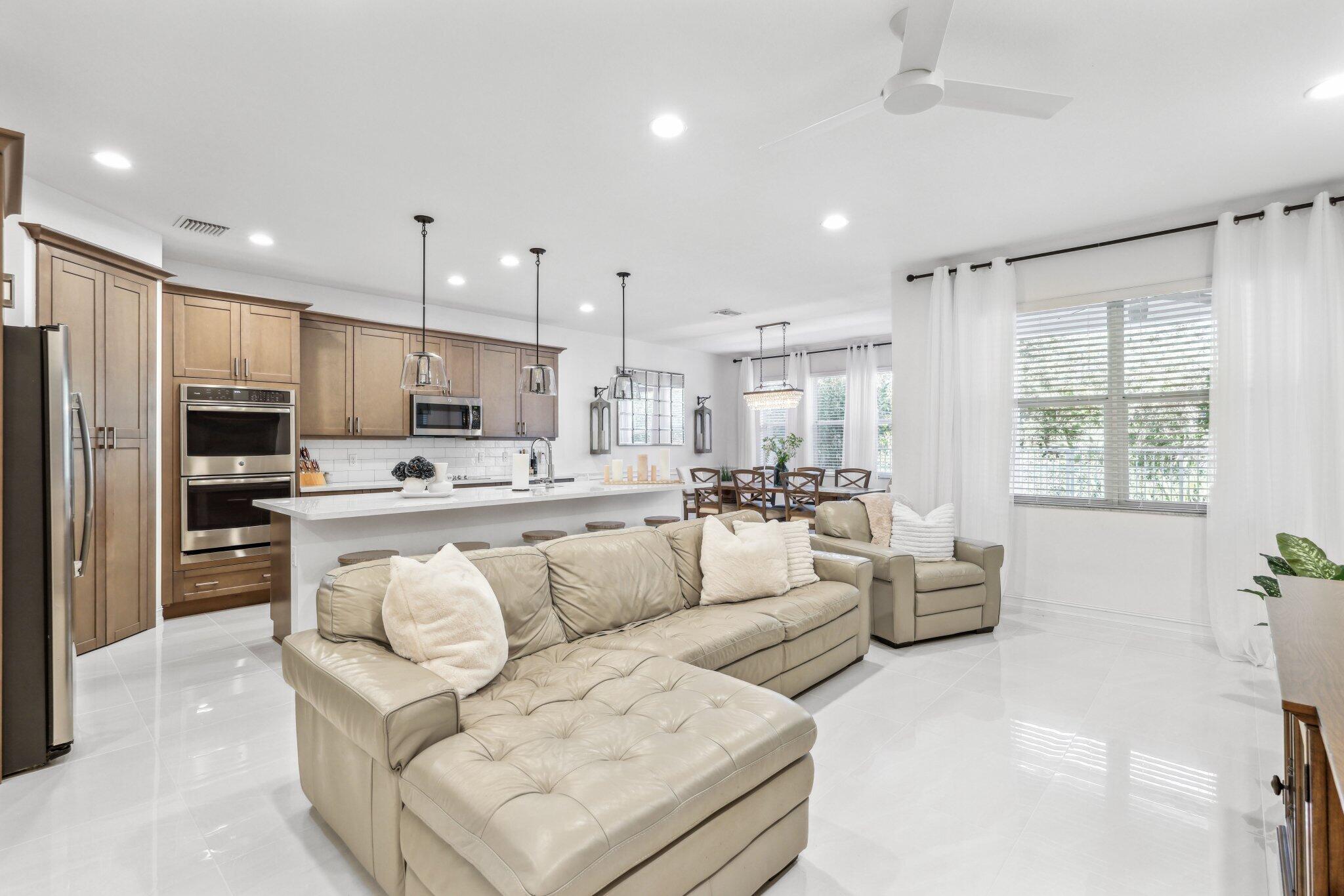 100 Northwest 69th Circle, Unit 24 Boca Raton, FL 33487 - Photo 4 of 61 Living Room