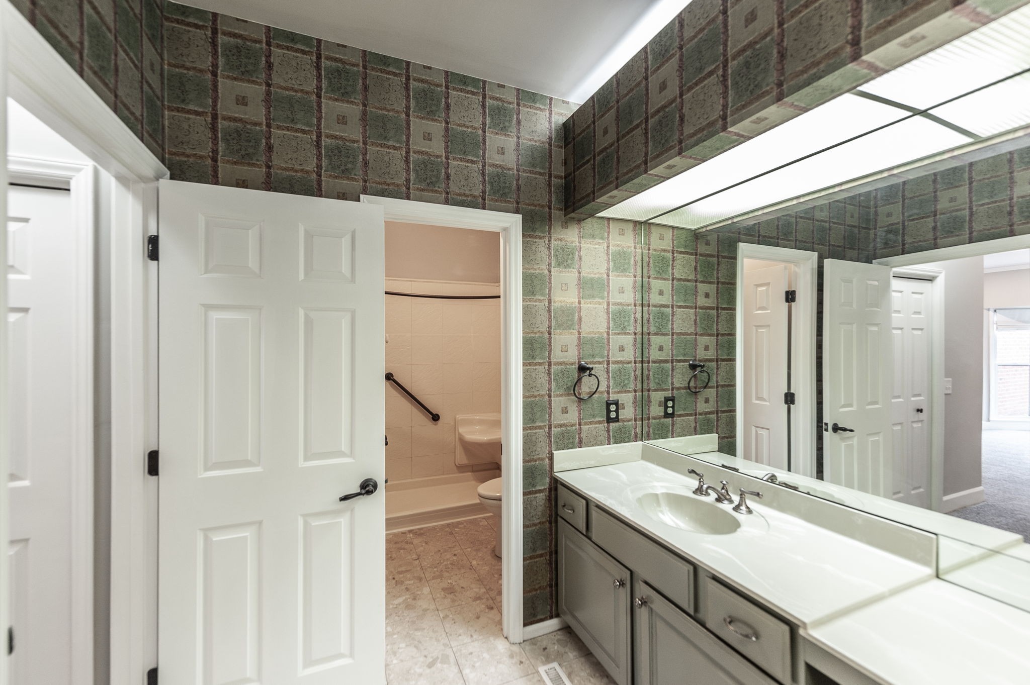 3 Wyndermere Road Hendersonville, TN 37075 - Photo 30 of 42 a bathroom with a sink shower and a mirror