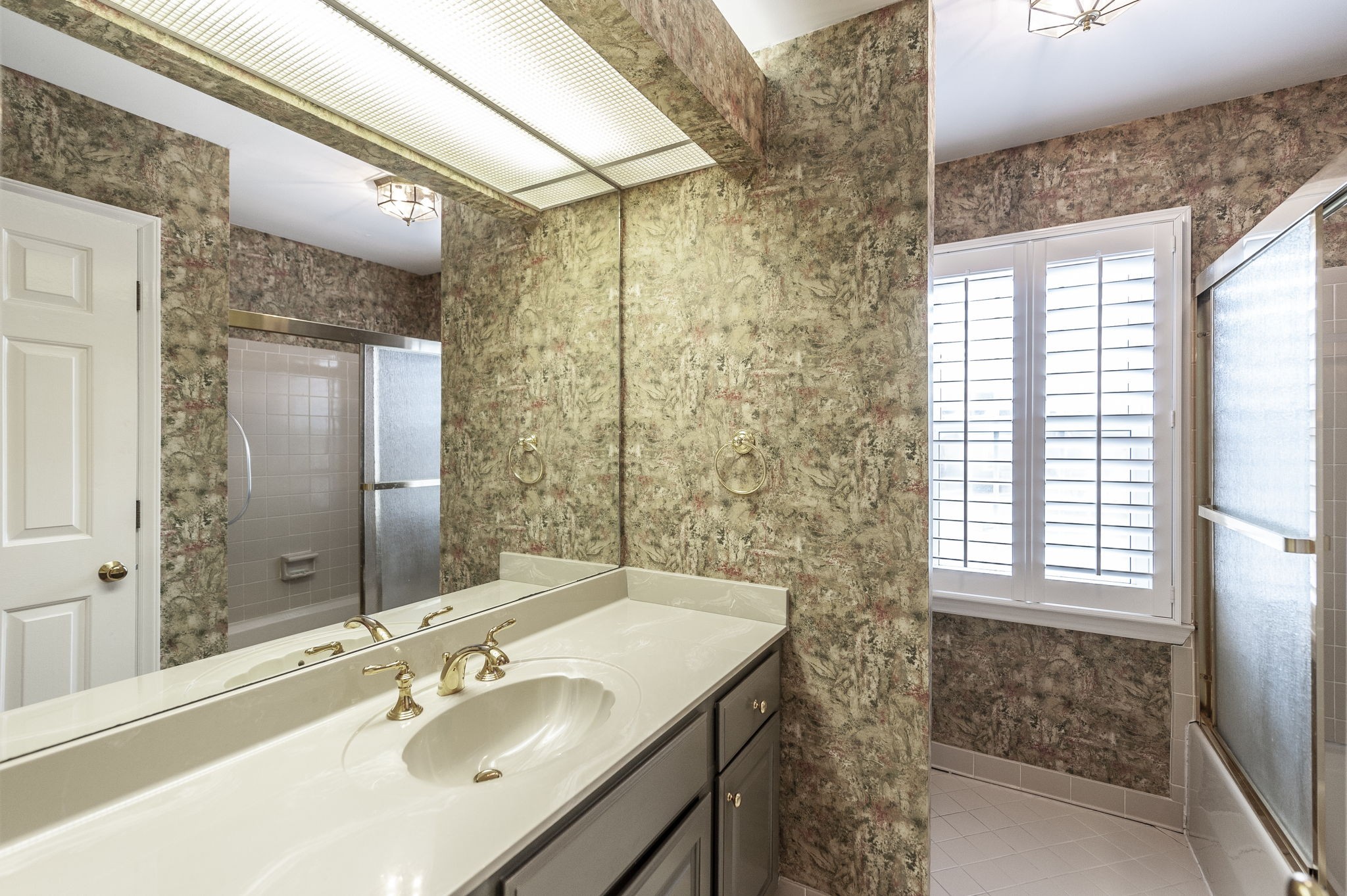 3 Wyndermere Road Hendersonville, TN 37075 - Photo 37 of 42 a bathroom with a sink and a mirror