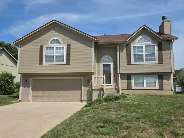 $325,000 | 404 Bluegrass Drive, Raymore, MO 64083