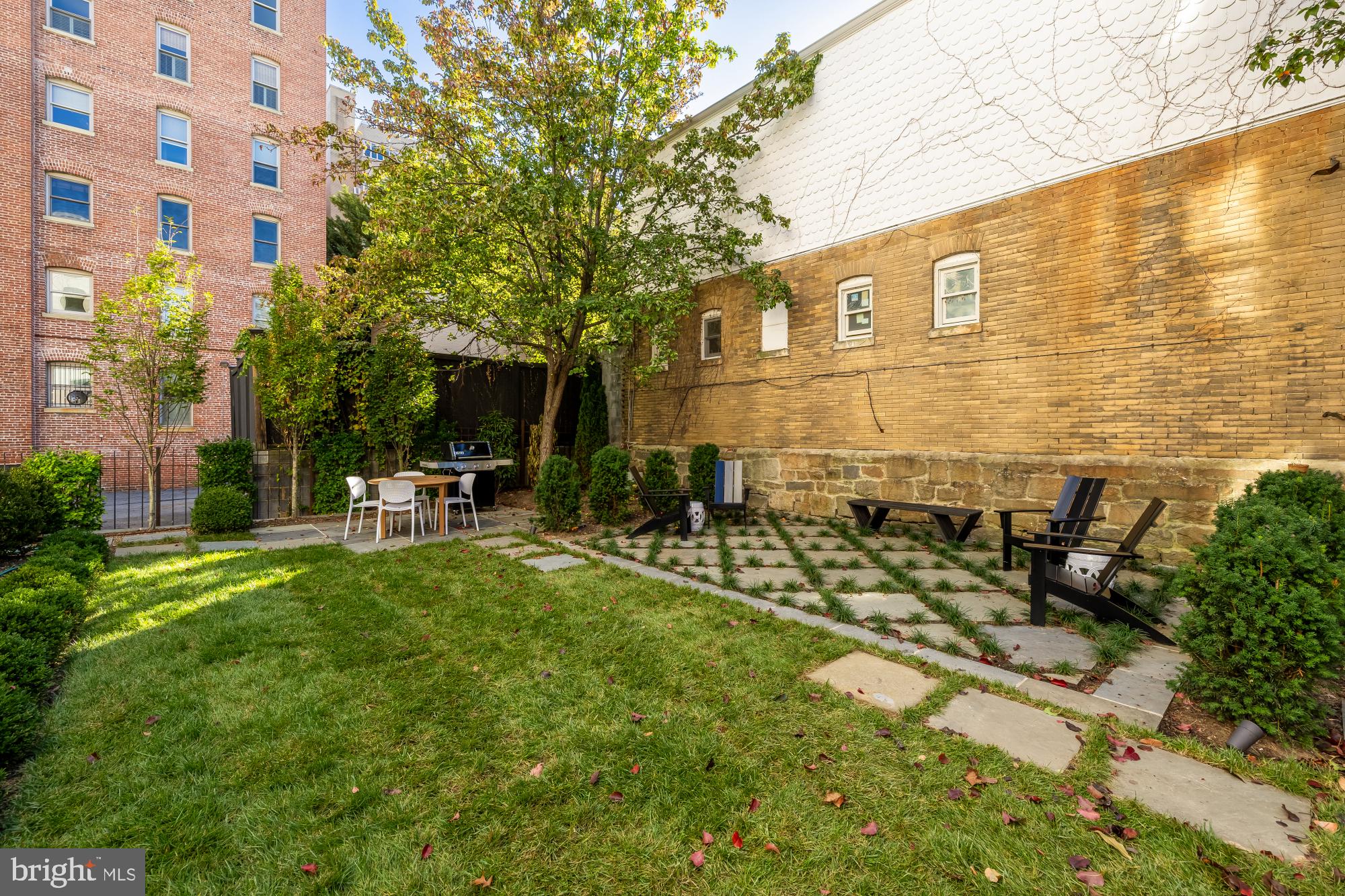 2116 Kalorama Road Northwest, Unit 104 Washington, DC 20008 - Photo 26 of 33 a view of a chairs and table in the backyard
