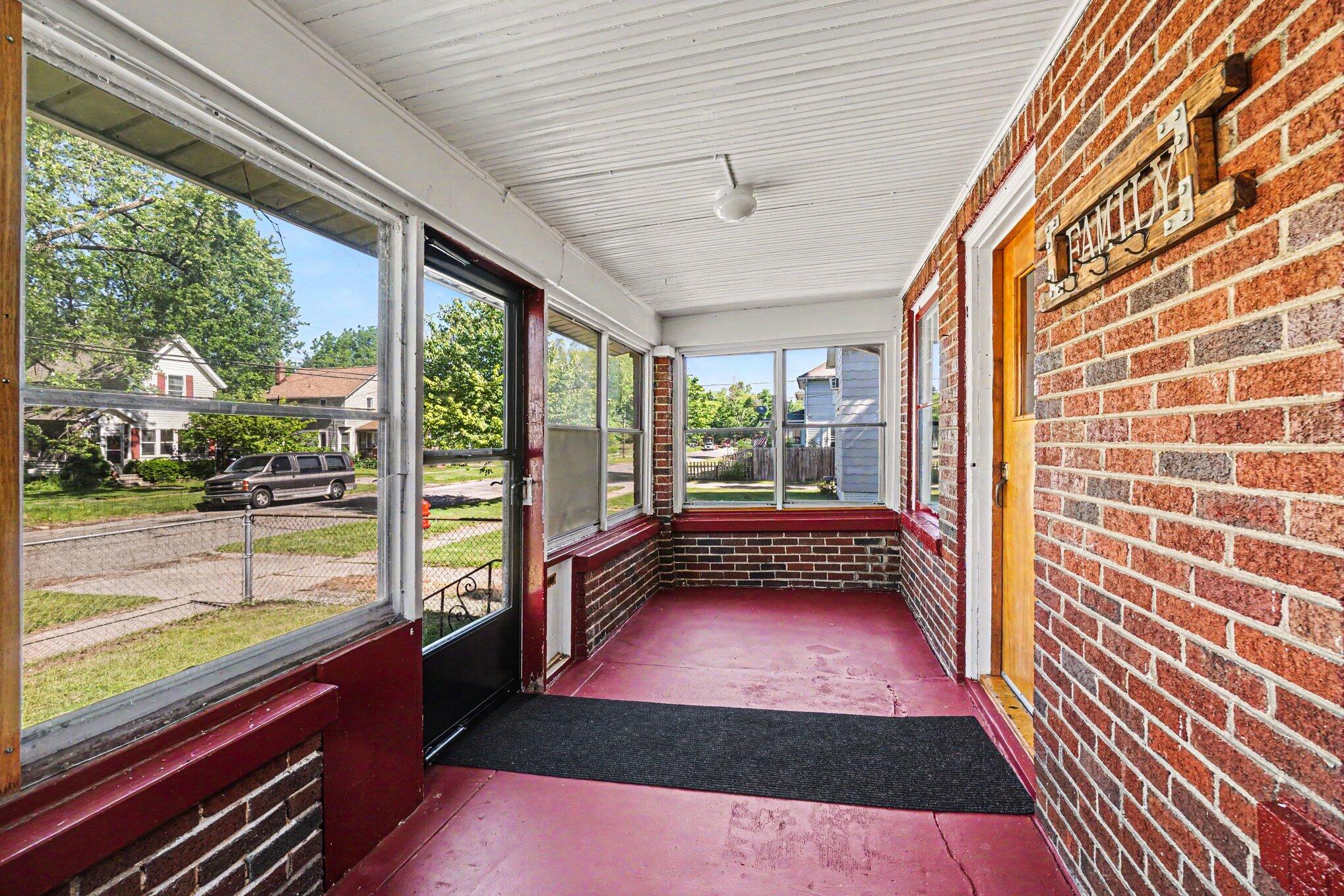 831 Bush Street Jackson, MI 49202 - Photo 4 of 25 004_file_8867