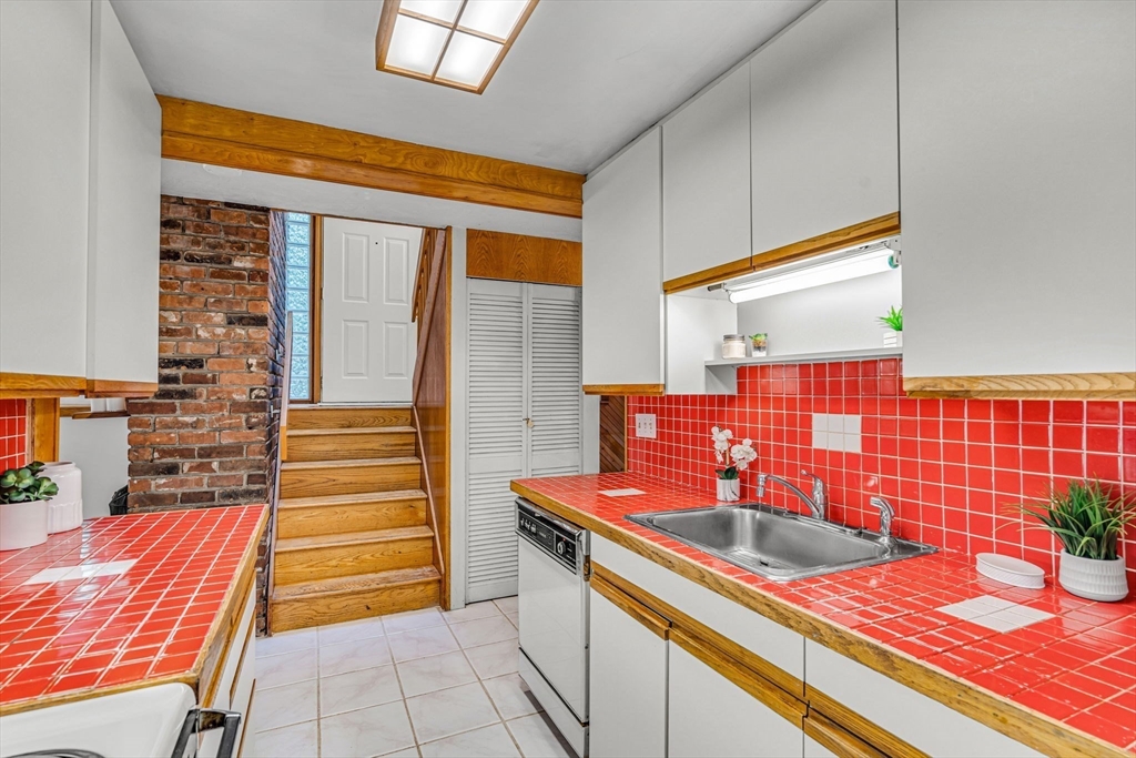 19 Algonquin Road Canton, MA 02021 - Photo 7 of 40