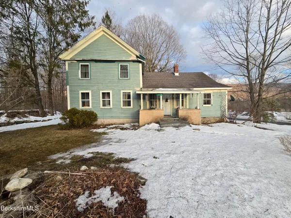 a view of a yard in front of a house