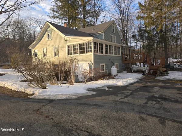 a view of a yard with a house