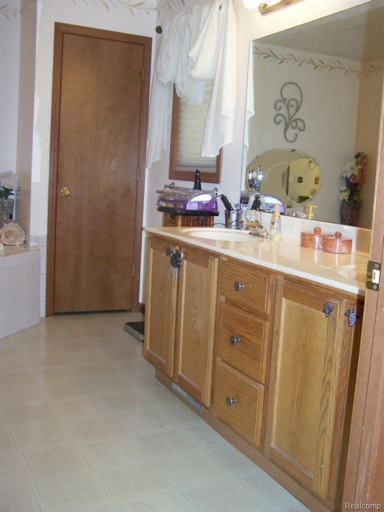 121 Amos Road Howell, MI 48843 - Photo 15 of 41 100_9214.jpg