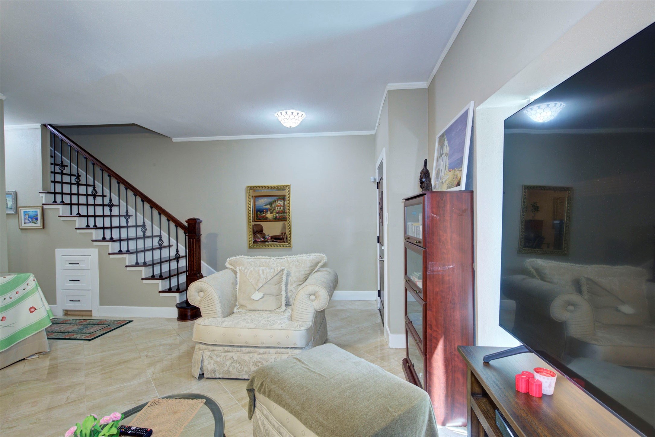840 Threadneedle Street, Unit 208 Houston, TX 77079 - Photo 11 of 31 a living room with furniture and a flat screen tv